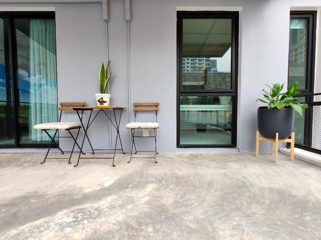 Silom Studios Bangkok Exterior foto