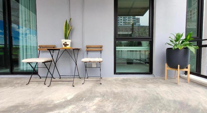 Silom Studios Bangkok Exterior foto